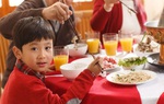 Ngày Tết đưa con tham gia tiệc, cha mẹ lưu ý 15 quy tắc để tránh bị “muối mặt”