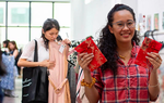 Giới trẻ Singapore: Đón Tết "chuẩn xanh" từ quần áo đã qua sử dụng đến bao lì xì làm bằng vải tái chế