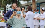 Bệnh nhân bật khóc khi lần đầu tiên phải đón Tết trong bệnh viện