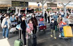 Người dân "vật vã" mua vé máy bay sau Tết