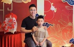 Đưa gia đình đi ăn nhà hàng, bố muối mặt vì con nhìn vị khách bàn bên cạnh rồi bình phẩm 1 câu 