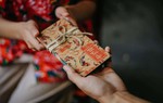Bà nội trêu: "Nộp hết tiền lì xì chưa", con tôi trả lời 1 câu mà cả họ đều khen bố mẹ khéo dạy
