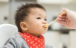 Cha mẹ thường gặp sai lầm gì khi cho con ăn dặm?