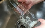 Làm sạch bình hoa, chai lọ nhanh chóng chỉ với các nguyên liệu sẵn có