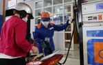 Nhiều cửa hàng bị phạt do ngừng bán, giới hạn lượng bán trước giờ xăng tăng giá