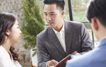 Kinh ngạc với món quà do bạn cũ tặng trong buổi gặp mặt đầu năm