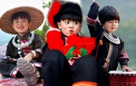 Diện loạt trang phục dân tộc chụp ảnh, cậu bé "đốn tim" dân mạng nhờ biểu cảm dễ thương