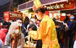Ngày vía Thần Tài: Người dân xếp hàng từ rạng sáng, giá vàng trong nước lao dốc