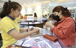 Ngày vía Thần Tài, chị em phụ nữ mua vàng và trang sức từ sớm