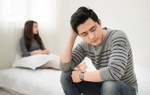 Để tạo áp lực cho vợ, chồng mang gối qua phòng khách ngủ