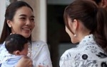Về quê thăm mẹ, tôi cúi mặt xấu hổ khi nhìn đôi dép của chị dâu
