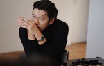 Hyun Bin khoe ngoại hình lãng tử sau khi lên chức cha