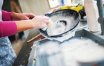 Thứ trong nhà bẩn hơn bồn cầu nhưng không phải ai cũng biết làm sạch đúng cách