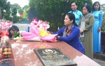 Dâng hoa, dâng hương viếng mộ Cố Chủ tịch Hội LHPN Việt Nam Nguyễn Thị Thập