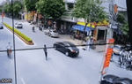 Camera vụ học sinh chạy tạt đầu ô tô dẫn đến bị tông ở Hà Nam