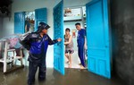 Đà Nẵng: Người dân khốn đốn dọn đồ chạy ngập trong đêm, đốt nến ăn cơm hộp vì mất điện