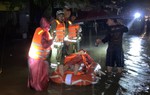 Đà Nẵng: Trắng đêm ngâm mình trong nước giúp dân "chạy lụt"