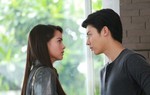 Đêm tân hôn, chồng ôm gối ngủ riêng khi thấy phong bì người yêu cũ của vợ mừng cưới