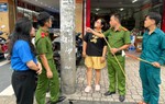 Q.Tân Bình, TPHCM: Vận động 100% hộ dân, cơ sở kinh doanh bóc gỡ quảng cáo bẩn trên trụ đèn, trụ điện