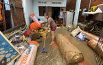 Người dân ở "rốn lũ" Đà Nẵng tất tả đẩy bùn sau nước rút: "Năm nào cũng vậy, khổ quá!"