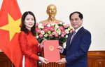 Trao quyết định bổ nhiệm Thứ trưởng Ngoại giao cho bà Nguyễn Minh Hằng