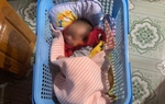 Phát hiện bé sơ sinh bỏ trước nhà dân cùng bức thư "nhờ anh chị nuôi hộ"