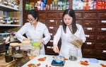 Vợ chồng khởi nghiệp với đam mê chữa bệnh bằng y học cổ truyền