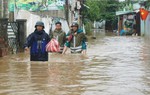 Người dân Đà Nẵng lại tất tả chạy lũ: "Vừa dọn bùn xong thì nước lại tràn vào nhà"