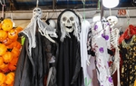 Ngập tràn đồ chơi "kinh dị" trên phố Hàng Mã trước thềm Halloween