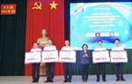 Nguyên Phó Chủ tịch nước Trương Mỹ Hoa trao học bổng Vừ A Dính cho 570 học sinh vượt khó 