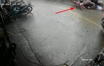 Xót xa vụ xe máy va chạm xe đầu kéo, mẹ tử vong, con lọt giữa gầm