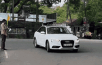 Đi Audi ra chợ bán rau, anh nông dân nổi như cồn với 1 hành động ngay sau khi xuống xe