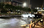 TPHCM: Ô tô nát đầu sau va chạm, đôi nam nữ kêu cứu trong xe