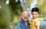 Nhìn bố lấy bánh trong túi chia cho các cháu mà tôi xót xa