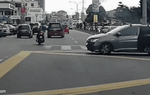 Ô tô đang rẽ thì cửa bật mở, cậu bé rơi ra ngoài đúng lúc 2 ô tô khác lao đến
