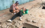 Xôn xao hình ảnh shipper "chui tọt" xuống hố gas trên vỉa hè Hà Nội