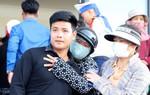 Trải qua những giờ phút sinh tử giữa biển Trường Sa, 83 ngư dân rơi nước mắt khi được gặp lại người thân 