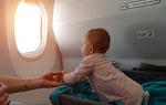 Tức vì người phụ nữ thay tã cho con trên ghế máy bay, hành khách lên mạng "xả giận" ai ngờ bị mắng ngược lại