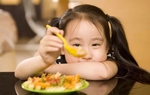 Bé gái 5 tuổi đột nhiên ngừng phát triển, bác sĩ: "Làm sao có thể cho con ăn hàng ngày món này?"