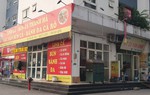 Khu đô thị Thanh Hà mất nước: Chủ hàng quán cầm cự chờ nước về