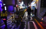 Ảnh mới nhất tại nơi xảy ra thảm họa giẫm đạp Itaewon: Đường phố vắng vẻ, cảnh sát túc trực phòng bất trắc dịp Halloween