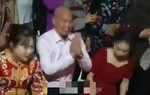 Khoe "bái đường thành thân" với 2 cô dâu, người đàn ông bị cảnh sát "hỏi thăm"