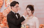 "Nam thần" U23 Việt Nam dịu dàng lau nước mắt cho vợ trong ngày ăn hỏi