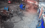 Đang ngồi ở quán bar, khách hàng bỏ chạy tán loạn khi các tay súng nã đạn khiến 3 bác sĩ tử vong