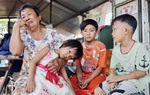 Mẹ đột ngột qua đời để lại 3 con nhỏ mồ côi bên ông bà ngoại già yếu