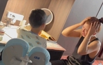 Mẹ "đầu hàng" khi dạy con học, bố áp dụng 1 chiêu mà con thay đổi 180 độ