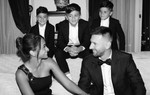 Bức ảnh Messi và bà xã Antonela tình tứ trước mặt 3 con nhận 6 triệu "tim" sau một giờ