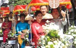 Nhà Đoàn Văn Hậu ngồi xích lô đưa lễ vật vào nhà Doãn Hải My ăn hỏi
