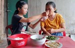 Hoàn cảnh khó khăn của nữ sinh lớp 8 không cha, một mình chăm mẹ mắc bệnh hiểm nghèo