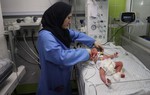 Sinh con trong bom đạn và thiếu thốn ở Gaza